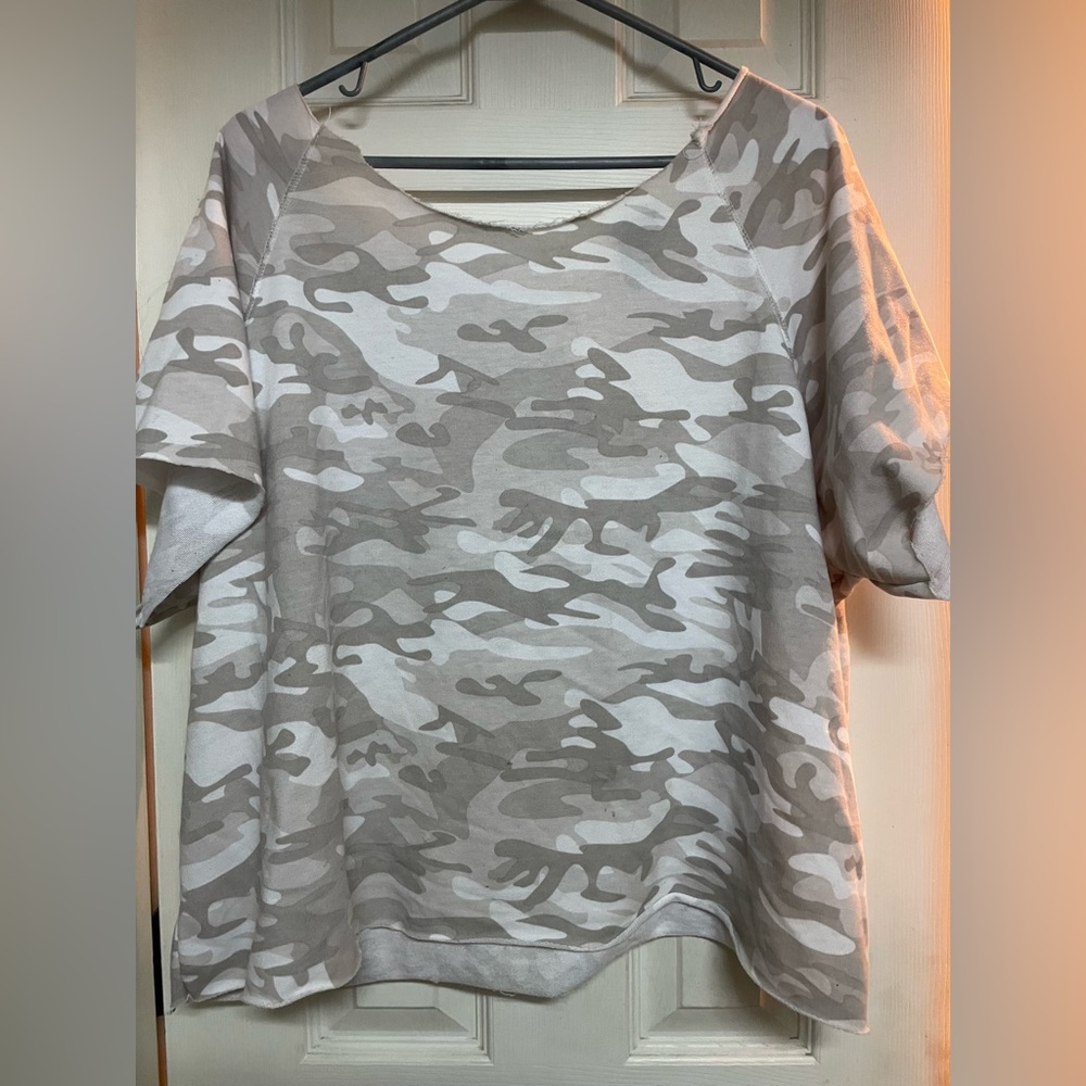 Rue21 Gray Camouflage Short Sleeve Top runs small